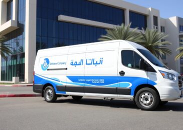 شركة توصيل في الفجيرة - سيارة توصيل تحمل شعار الشركة